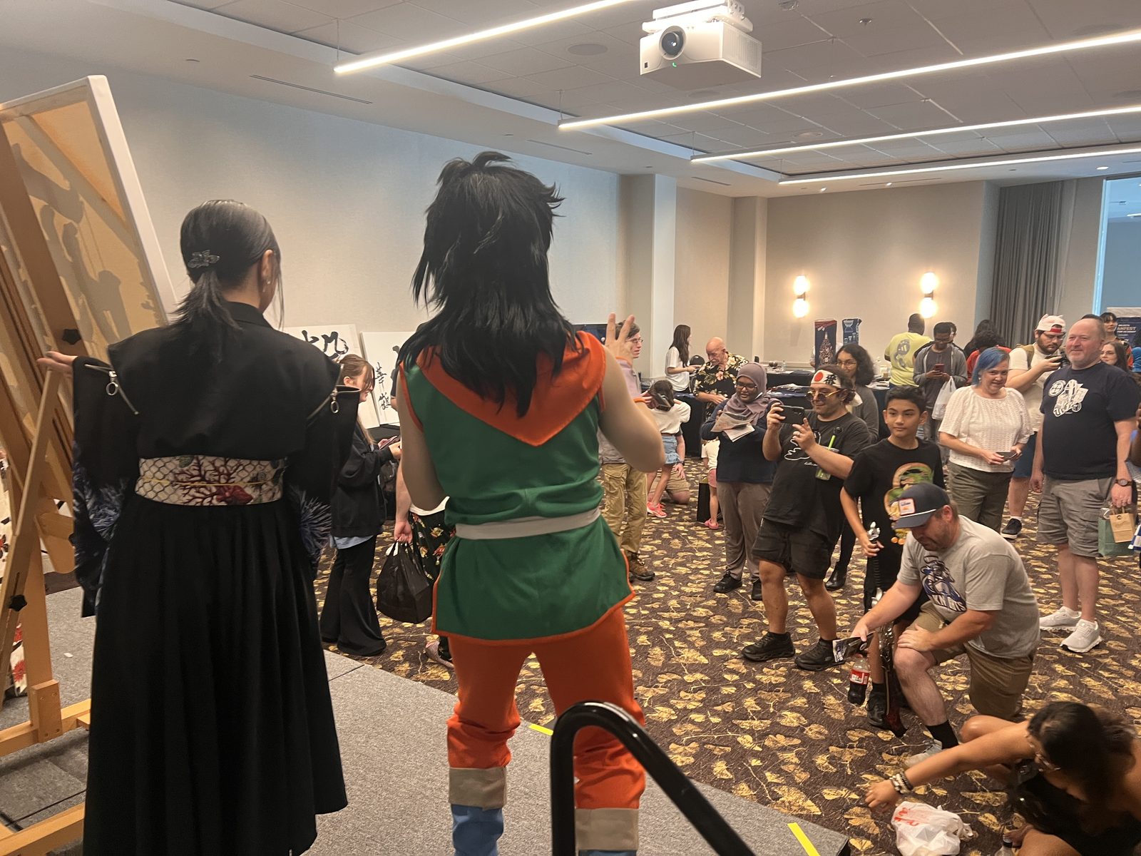 ミニステージで来場者と盛り上がるバードフミヤさん